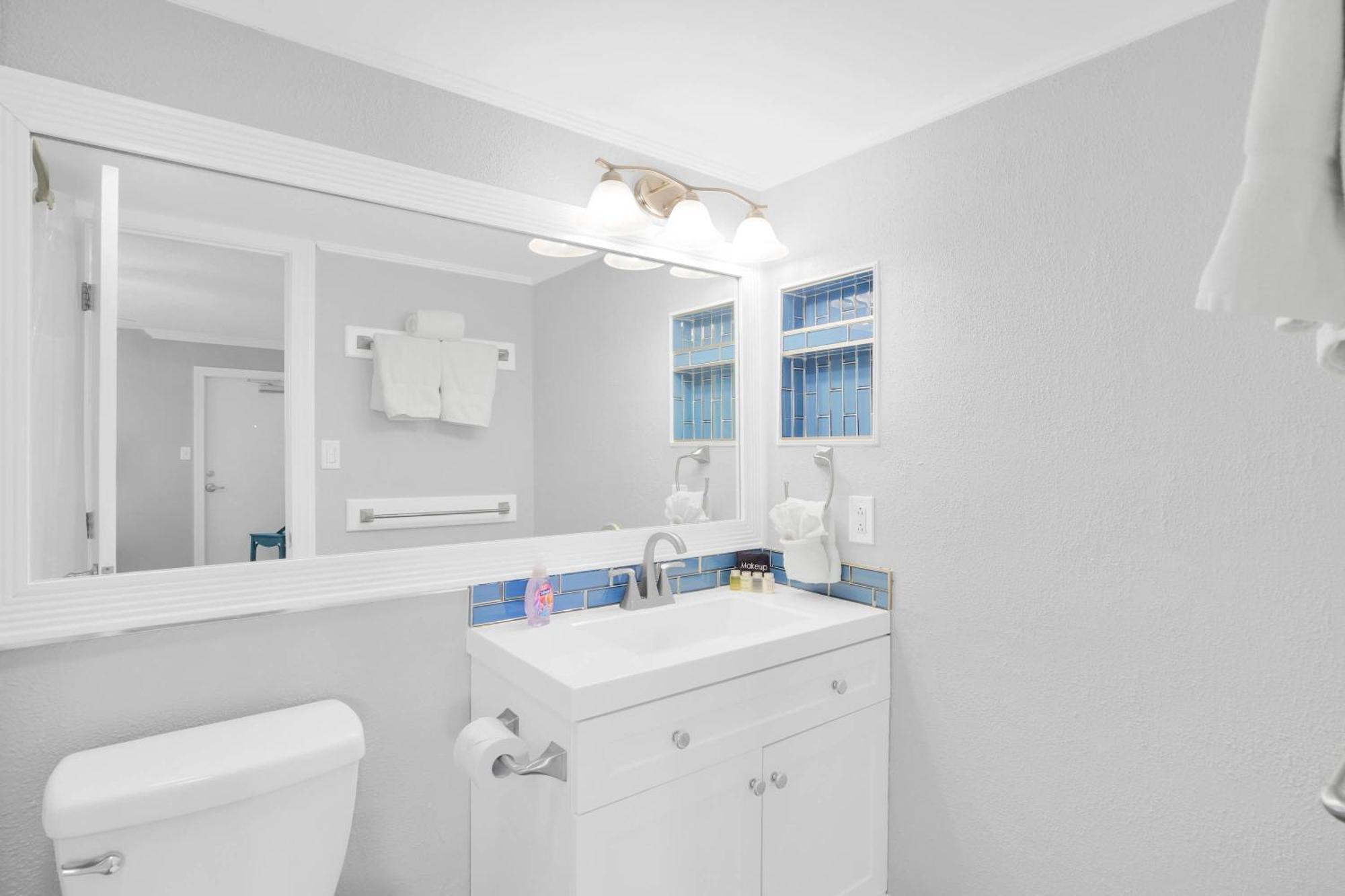 Eleuthera - 2X2 Fully Updated Old Town Waterfront Corner Condo Key West Eksteriør billede